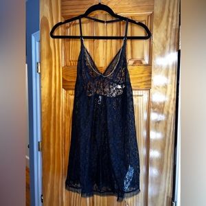 NWT Intimissimi lace gown with gold chain, size: medium